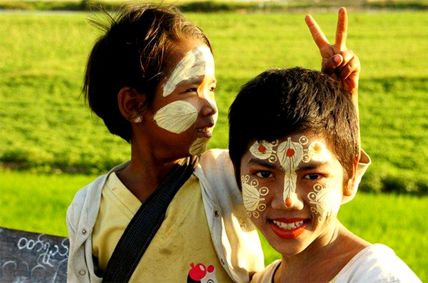 Người dân Myanmar sử dụng bột vàng từ cây Thanakha để làm đẹp. Đàn ông, phụ nữ và trẻ em thường bôi một lớp bột lên mặt để bảo vệ da khỏi ánh nắng, se lỗ chân lông và kiềm dầu.