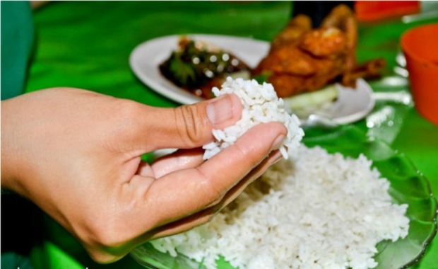 Bữa ăn điển hình của người Myanmar gồm cơm, cá, thịt, rau và súp. Người địa phương thường dùng tay vo một nắm cơm nhỏ để ăn kèm các món khác.
