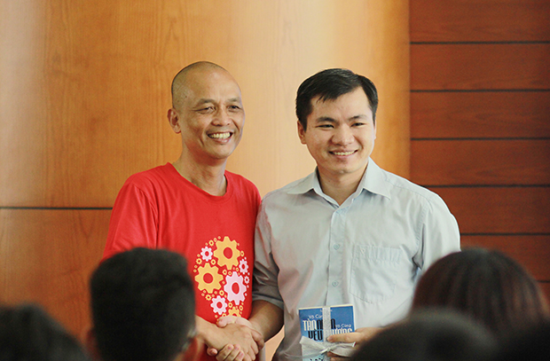 Anh Bùi Quang Hiếu (phải) và Hiệu trưởng FUNiX Nguyễn Thành Nam
