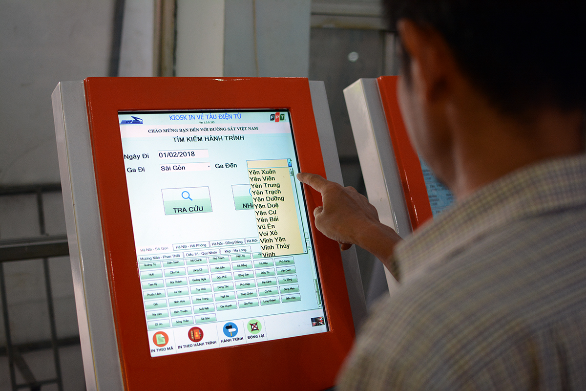 <p> Tại Ga Sài Gòn, từ năm ngoái, FPT IS đã lắp đặt thêm 5 kiosk với màn hình cảm ứng để người dân thuận tiện tra cứu thông tin mã tàu, thời gian tàu đi - đến, giá vé, in vé dựa trên mã số đặt chỗ...  </p>