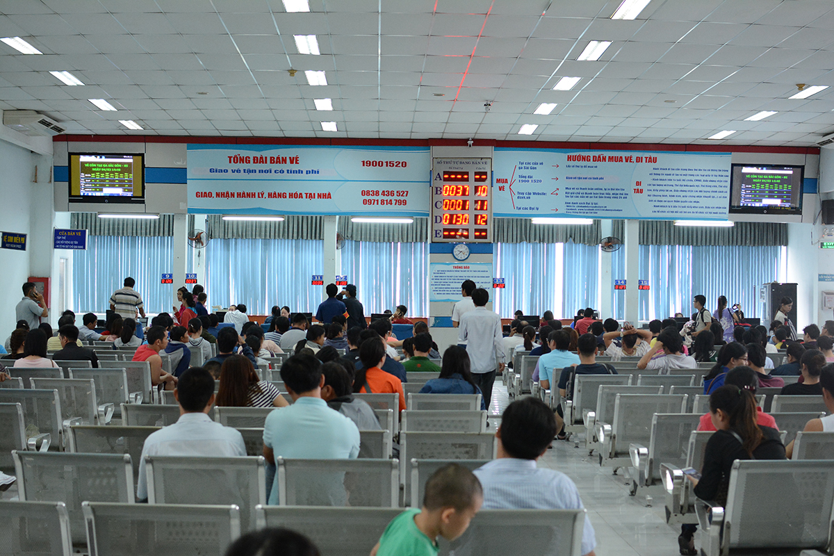 <p> Khá nhiều người dân vẫn chưa quen sử dụng hình thức mua vé tàu qua mạng, vì vậy, họ tập trung khá đông ở tầng 2 của Ga Sài Gòn để mua vé thủ công. </p>