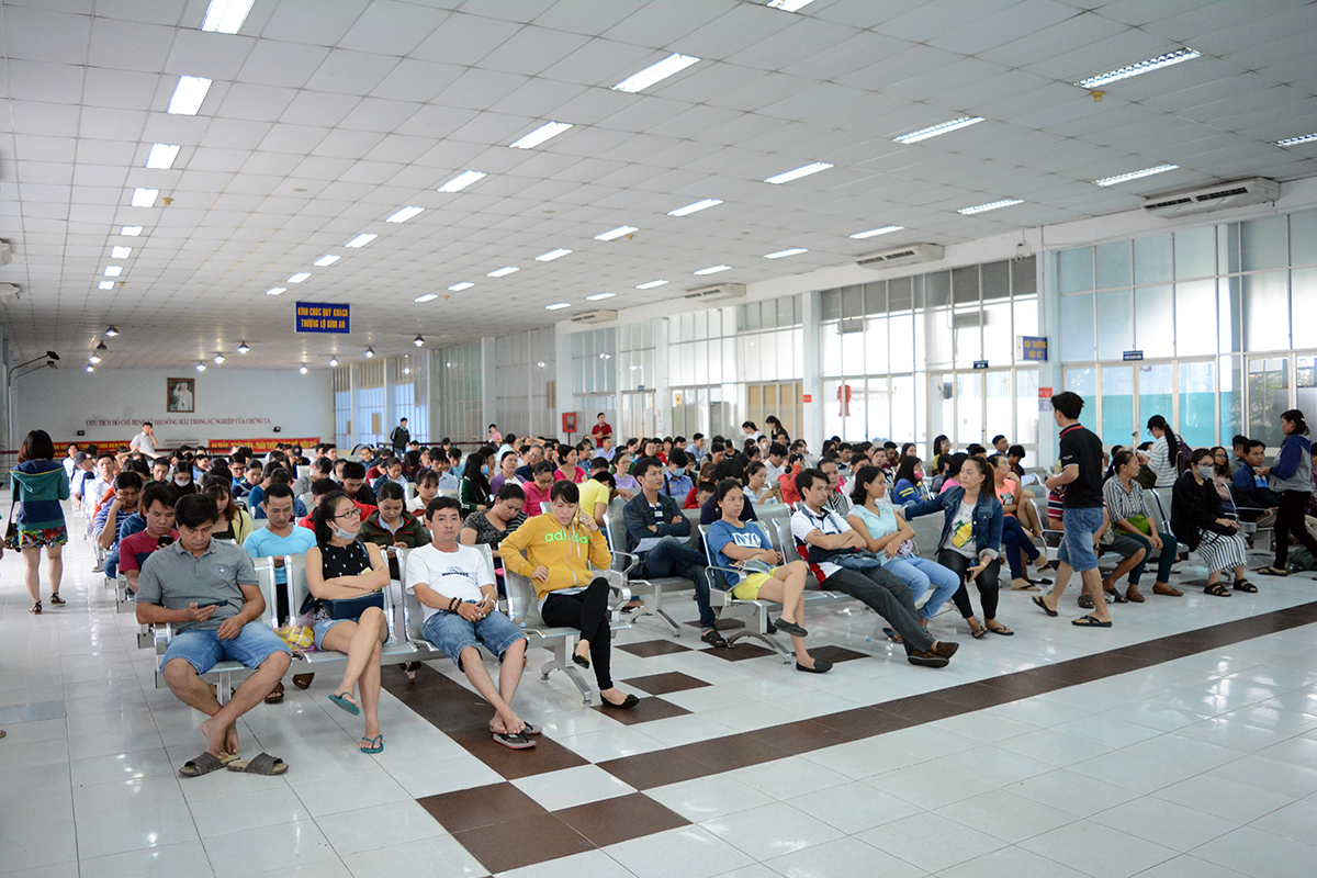 <p> "Đường sắt Việt Nam và FPT IS khuyến khích người dân nên mua vé tàu qua mạng để giao dịch được thuận tiện và nhanh chóng nhất. Ví dụ trong 30 phút, hàng chục nghìn vé được giao dịch trên mạng, trong khi với khoảng thời gian này, trung bình chỉ 30 hành khách có thể mua được vé theo hình thức trực tiếp tại ga", anh Nguyễn Hoàng Hải, PGĐ Trung tâm Giải pháp dịch vụ vận tải hành khách FPT (thuộc FPT IS), cho biết.</p>