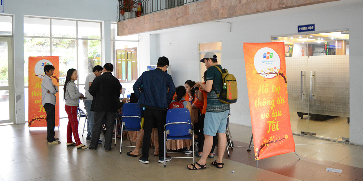 <p> Năm nay, FPT IS bố trí đội ngũ tình nguyện viên tại Ga Sài Gòn để hướng dẫn và hỗ trợ người dân mua vé tàu Tết qua mạng Internet trong những ngày đầu mở bán. Khác với những năm trước, công tác hỗ trợ được Phòng Trách nhiệm xã hội FPT (CSR) thực hiện. </p>