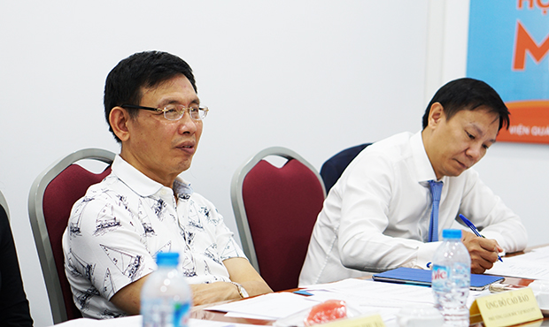 Phó TGĐ FPT Đỗ Cao Bảo (trái) và Trưởng ban Kiểm soát Ngân hàng VIB Trịnh Thanh Bình.