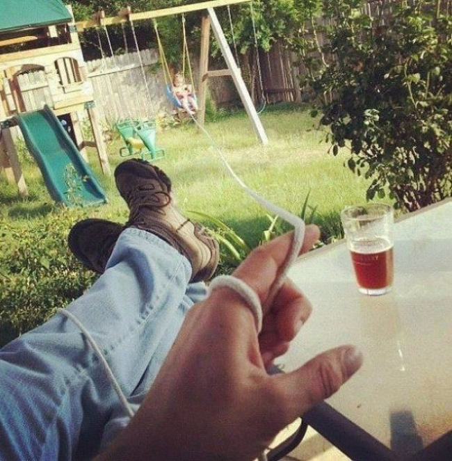 <p> Con thì chơi ngoài nắng, bố thì ngồi trong nhà thưởng thức bia. Một công đôi việc. </p>