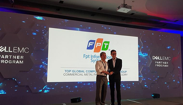 PTGĐ FPT IS Nguyễn Tuấn Hùng (trái) đại diện đơn vị nhận giải thưởng Top Global Compute & Network Group