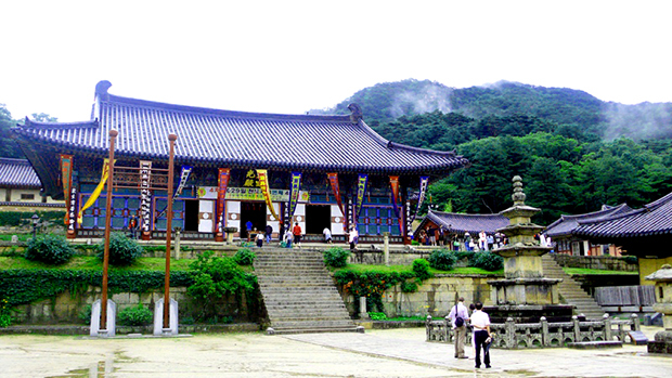 <p class="Normal"> <strong>Chùa Haeinsa</strong></p> <p class="Normal"> Chùa Haeinsa 1.200 tuổi, là điểm đến Phật giáo quan trọng của du lịch Hàn Quốc. Haeinsa còn được gọi là Hải Ân Tự, được xây dựng năm 802 trên núi Gaya, thuộc tỉnh Nam Gyeongsang.</p> <p class="Normal"> Chùa Haeinsa được du khách đi tour du lịch Hàn Quốc biết đến địa điểm du lịch này không chỉ bởi kiến trúc nổi bật mà còn bởi đây là nơi lưu giữ Tripitaka Koreana - bộ chạm khắc kinh Phật cổ. Tripitaka Koreana là tập hợp của hơn 81.258 tấm gỗ có khắc kinh Phật trên đó và đã được lưu giữ ở đây từ năm 1398.</p> <p class="Normal"> Những phiến gỗ Tripitaka ở Haeinsa được khắc khi Phật tử Hàn Quốc thỉnh cầu những người đứng đầu tổ chức Phật giáo giúp bảo vệ Hàn Quốc chống lại những cuộc xâm lược của Mông cổ. Những văn bản khắc trên các phiến gỗ này được những học giả Phật giáo trên khắp thế giới công nhận về độ chính xác vượt trội với chất lượng cao. Các nhà học giả Phật giáo Trung Quốc cũng đã sử dụng Tripitaka Koreana để đối chiếu với những bộ sưu tập của họ. Những tấm gỗ khắc ở đây còn mang giá trị to lớn bởi nét khắc tinh tế những ký tự Trung Hoa được thể hiện khá thường xuyên và vì thế có người cho rằng chúng là sản phẩm của một bàn tay duy nhất.</p>