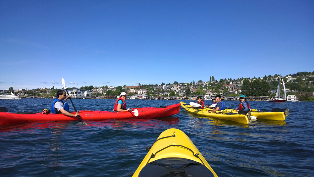 <p class="Normal" style="margin-top:12pt;margin-right:0cm;margin-bottom:12pt;margin-left:0cm;line-height:15pt;"> Một trong những hoạt động yêu thích vào cuối tuần của cán bộ nhân viên FPT tại Seattle là chèo thuyền Kayak trên sông.</p> <p>  </p>