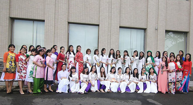 <p style="text-align:justify;"> Nhân Ngày phụ nữ Việt Nam - 20/10, phái đẹp FPT Software Đà Nẵng đã diện áo dài đến nơi làm việc, và ghi lại những bức hình đẹp nhất. </p>