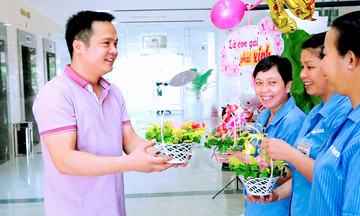 CEO FPT Telecom mua hoa tặng chị em lao công ngày 20/10