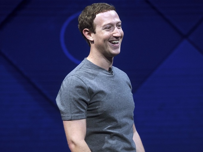 <p class="Normal"> Mark Zuckerberg là người sáng lập kiêm Giám đốc điều hành của Facebook. Ở tuổi 33, ông có giá trị tài sản hơn 74 tỷ USD, được xếp thứ 5 trong danh sách những người giàu nhất thế giới, theo Bloomberg. Tuy nhiên, cuộc sống riêng của ông chủ Facebook không mang tới cho người khác cảm giác sang trọng và hoang phí, đặc biệt là khi nói đến ôtô, quần áo và thói quen du lịch.</p>