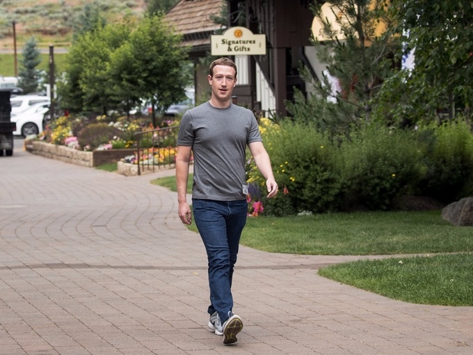 <p class="Normal"> Tuy nhiên, giống như nhiều tỷ phú công nghệ khác tại thung lũng Silicon, Zuckerberg thích mặc đồng phục khi ra ngoài lẫn lúc làm việc. Dù thường xuyên xuất hiện với diện mạo khá bình thường nhưng áo thun và áo choàng màu xám của ông chủ Facebook được thiết kế bởi một nhãn hiệu tên tuổi. Theo các báo cáo, chúng đắt hơn nhiều so với vẻ ngoài, với giá bán lẻ từ vài trăm cho tới cả nghìn USD.</p>