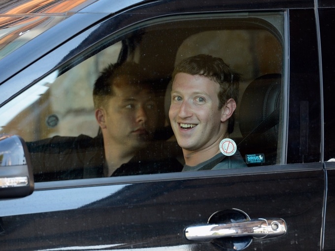 <p class="Normal"> Zuckerberg cũng nổi tiếng vì lái một chiếc xe hơi tương đối rẻ tiền. Ông từng được nhìn thấy ngồi sau tay lái của một chiếc Acura TSX, một chiếc Volkswagen hatchback và một chiếc Honda Fit, tất cả đều có giá dưới 30.000 USD.</p>