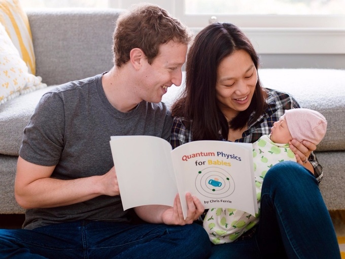<p class="Normal"> Mặc dù là một trong những người giàu nhất thế giới, Mark Zuckerberg lại có cuộc sống riêng khá đơn giản cùng vợ là Priscilla Chan và hai cô con gái nhỏ của mình. Ông thường chia sẻ những bức ảnh cá nhân trên Facebook và phần lớn trong số đó có nội dung về gia đình.</p>