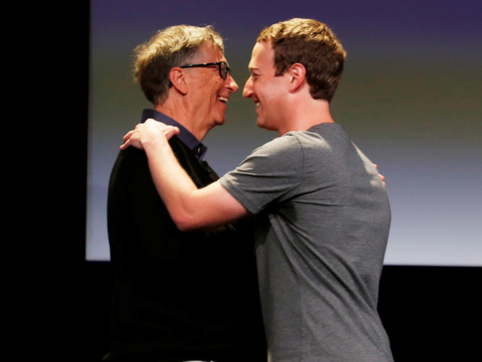 <p class="Normal"> Zuckerberg cũng là một thành viên của Giving Pledge, cùng với Bill Gates, Warren Buffett và hơn 100 tỷ phú khác, những người hứa sẽ đóng góp phần lớn tài sản cho hoạt động từ thiện. Ông dự định bán 99% cổ phần Facebook trong suốt cuộc đời của mình. Trong 18 tháng tới, Mark sẽ bán 35 đến 75 triệu cổ phiếu với giá trị thu về từ 6 tỷ đến 12 tỷ USD.</p>