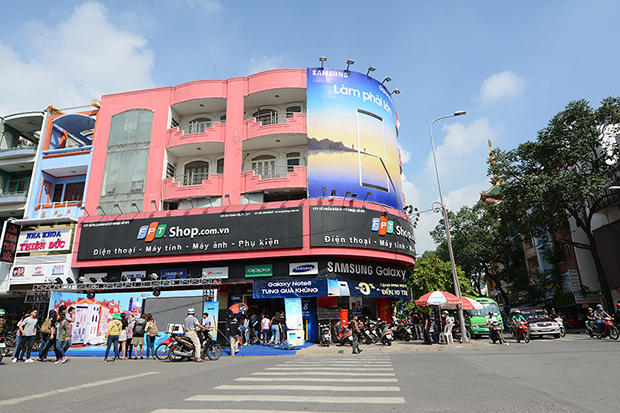 Dragon Capital Markets Limited (công ty quản lý quỹ của nhóm Dragon Capital) đã thực hiện việc bán ra 1 triệu cổ phiếu, tương đương 5% vốn của PFT Retail, cho Hanoi Investments Holdings Limited.
