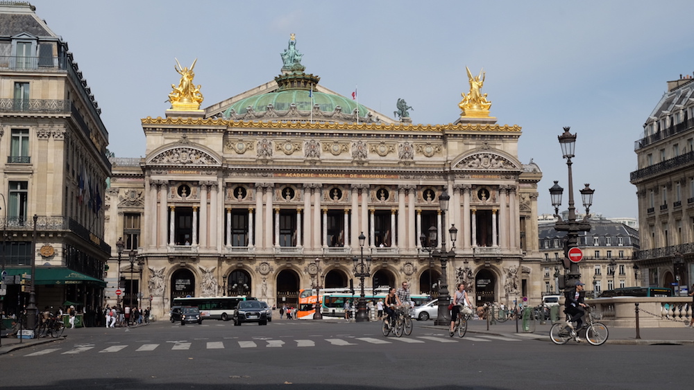 <p class="Normal" style="margin-top:12pt;margin-right:0cm;margin-bottom:12pt;margin-left:0cm;line-height:15pt;"> <span lang="en-us" xml:lang="en-us">Opéra de Paris là một nhà hát được thiết kế theo phong cách Tân Baroque, được xem là một trong những kiệt tác kiến trúc thời đó. Nhà hát lớn Hà Nội được coi là "bản thu nhỏ" của Opéra de Paris.</span></p> <p>  </p>
