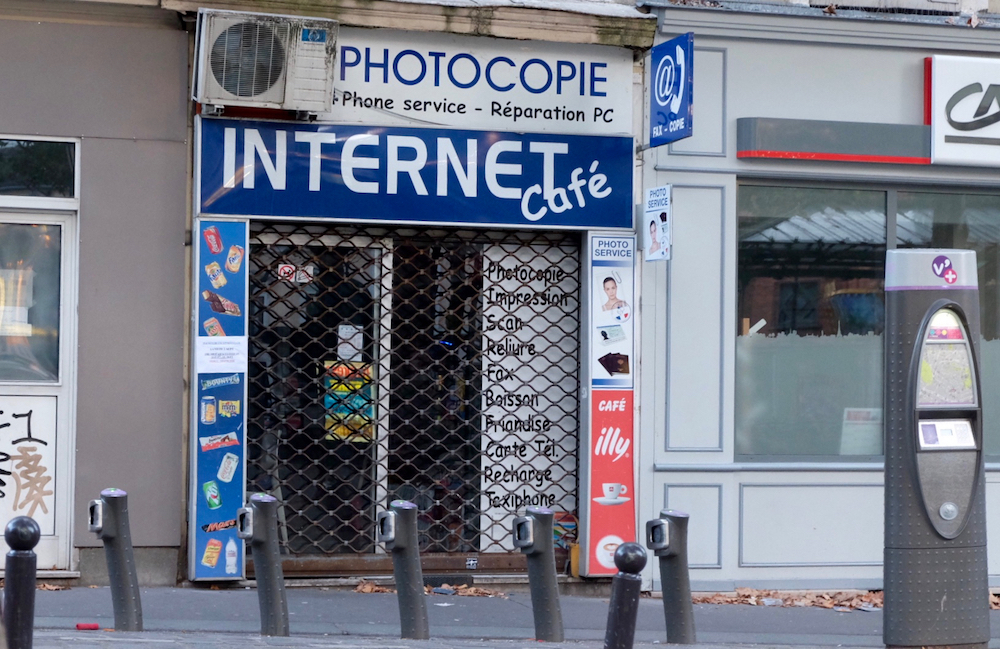 <p class="Normal" style="margin-top:12pt;margin-right:0cm;margin-bottom:12pt;margin-left:0cm;line-height:15pt;"> <span lang="en-us" xml:lang="en-us">Một quán Internet cũ trên đồi Montmartre.</span></p> <p>  </p>