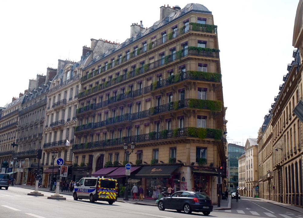 <p> Những góc phố nhỏ bình yên của Paris.</p>