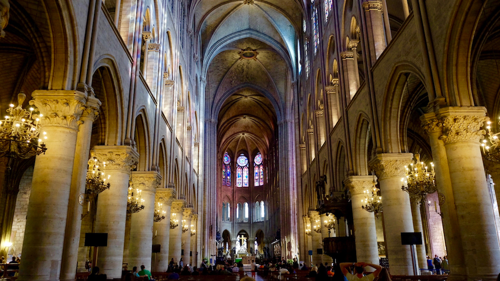 <p class="Normal" style="margin-top:12pt;margin-right:0cm;margin-bottom:12pt;margin-left:0cm;line-height:15pt;"> <span lang="en-us" xml:lang="en-us">Đây là nhà thờ Công giáo tiêu biểu cho phong cách kiến trúc gothic trên đảo Île de la Cité (nằm giữa dòng sông Seine) của Paris.</span></p> <p>  </p>