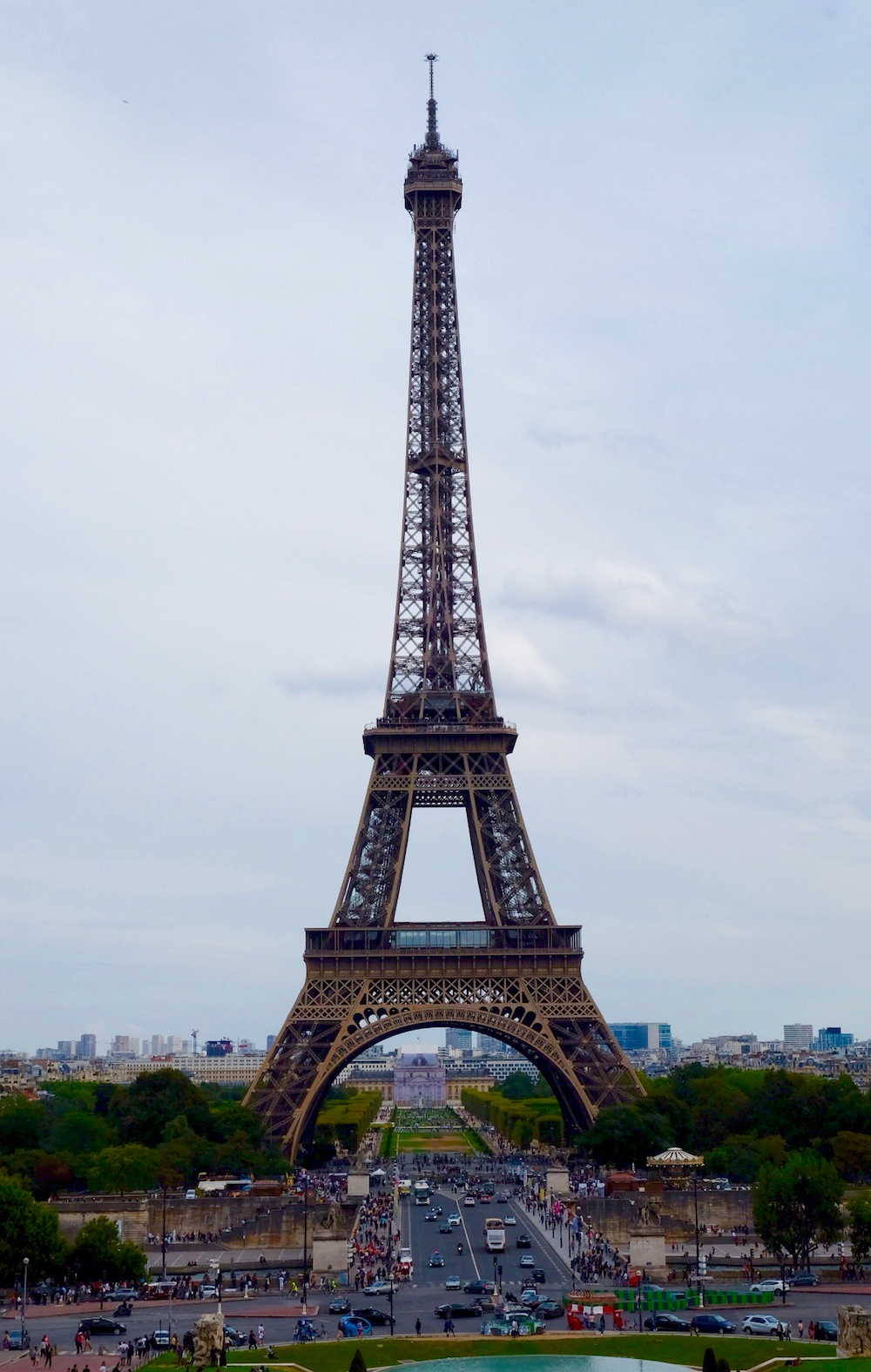 <p> Chưa tới tháp Eiffel tức là chưa tới Paris. Tháp nằm bên cạnh sông Seine, trong công viên Champ-de-Mars. Nếu muốn lên đỉnh tháp, bạn phải xếp hàng rất dài và có thể phải chờ cả tiếng đồng hồ.</p>