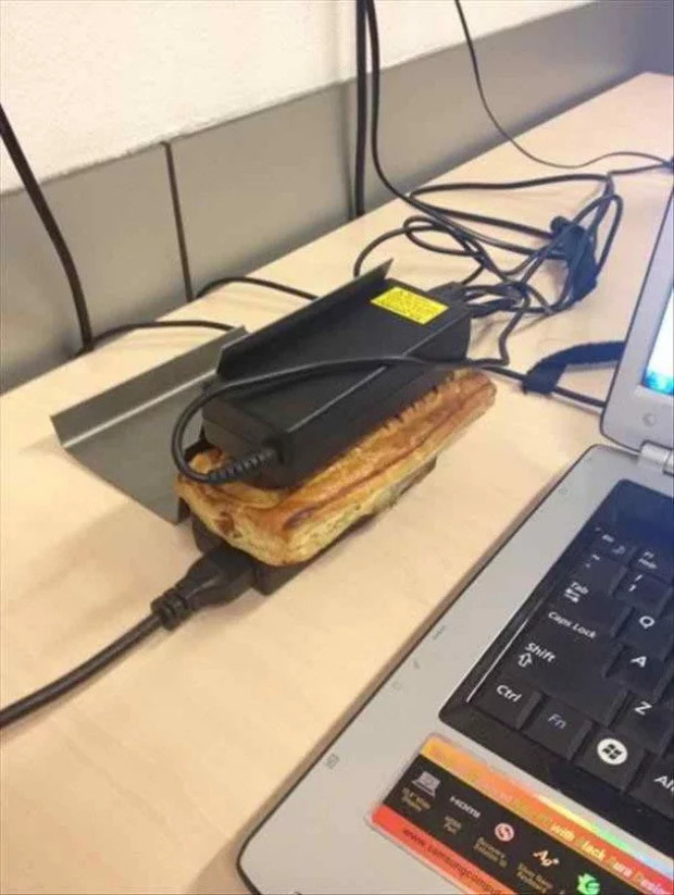 <p> Tận dụng luôn sức nóng từ sạc laptop là tiện nhất, có ngay chiếc bánh mì nóng hổi. </p>