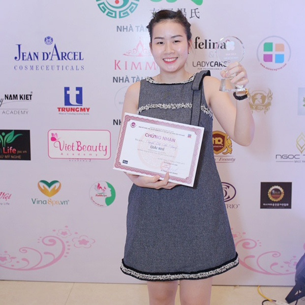 Vượt qua 700 thí sinh tranh tài tại cuộc thi “Kỹ năng nghề làm đẹp lần thứ nhất năm 2017”, Nguyễn Thị Cẩm Nhung - học viên Poly K-Beauty đã xuất sắc giành giải Nhì modul Chăm sóc da mặt.