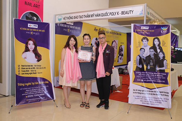 Cẩm Nhung là một trong 2 học viên của Poly K-Beauty tham dự cuộc thi.