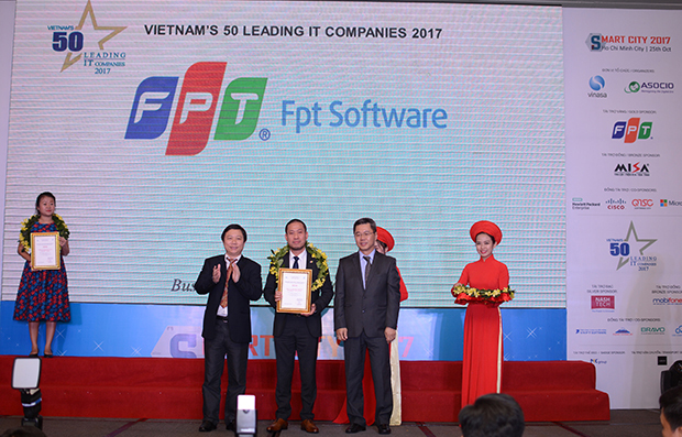 Anh Nguyễn Đức Quỳnh (giữa) - GĐ FPT Software HCM đại diện Công ty Phần mềm FPT