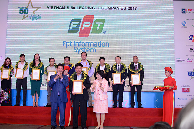 CEO FPT IS Phạm Minh Tuấn (giữa) đại diện đơn vị nhận giải
