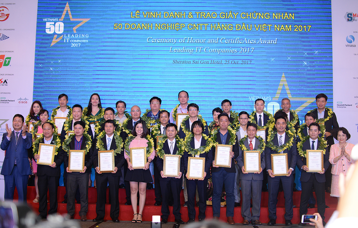 <p> Trong khuôn khổ Hội nghị Quốc tế về Đô thị thông minh 2017 (Smart City 2017) và Ngày CNTT Nhật Bản 2017 (Japan ICT Day) lần thứ 11 diễn ra tại TP HCM, VINASA đã tổ chức vinh danh Top 50 doanh nghiệp CNTT hàng đầu Việt Nam 2017. FPT có hai đại diện trong danh sách này là FPT IS và FPT Software.</p>