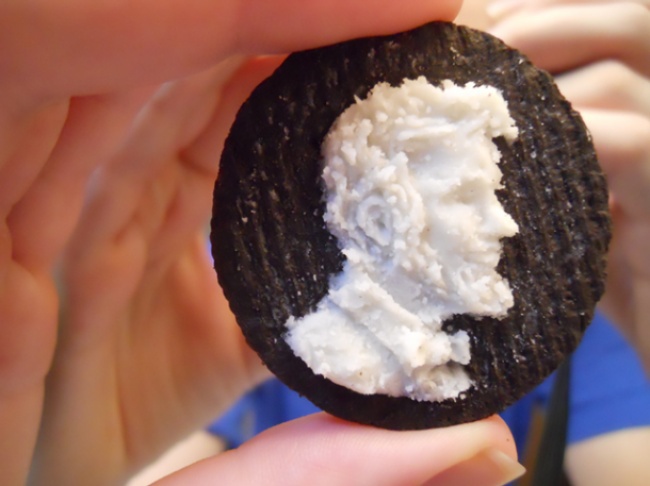 <p> Gương mặt Tổng thống Abraham Lincoln trên một chiếc Oreo.</p>