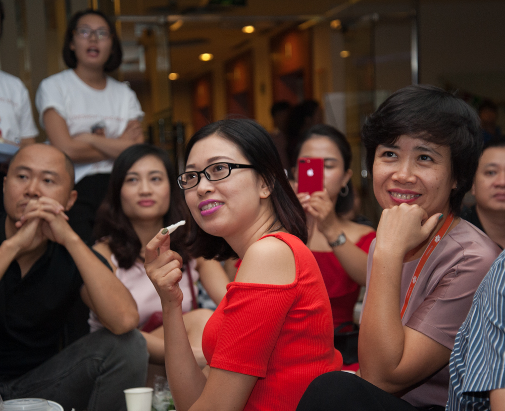 <p> Những khán giả có mặt trong đêm nhạc đều là đồng nghiệp, cựu nhân viên của anh Hưng. Họ "vì yêu mà đến".</p>