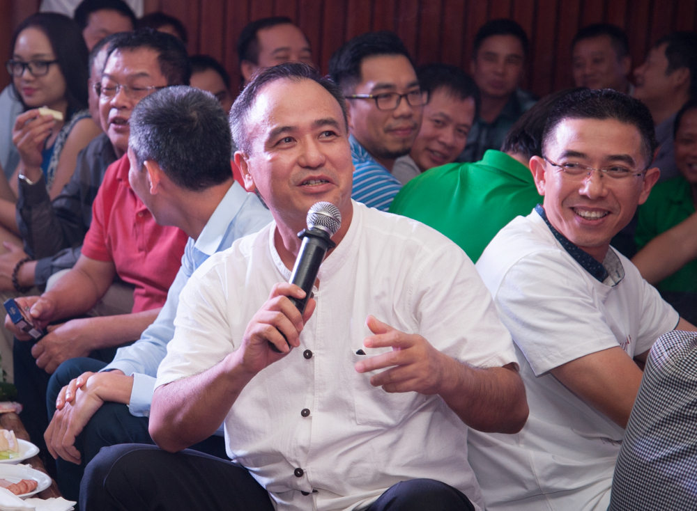 <p> Những câu chuyện từng ghi trong sử sách được chính những người trong cuộc hôm nay kể lại. Có những chi tiết chưa từng được kể, có những bí mật giờ mới được lộ ra ánh sáng. </p> <p> Anh Phan Ngô Tống Hưng, thành viên Hội đồng sáng lập (cầm micro), chia sẻ những chi tiết thú vị về việc nhận anh Hưng vào làm, vụ M&A đầu tiên trong lịch sử nhà F - làm xí nghiệp may...</p> <p> Ngồi kế bên anh là CEO FPT Software Hoàng Việt Anh, người đã có thời gian làm việc với anh Hưng "Đỉnh" trong Đoàn Thanh niên FPT. </p>