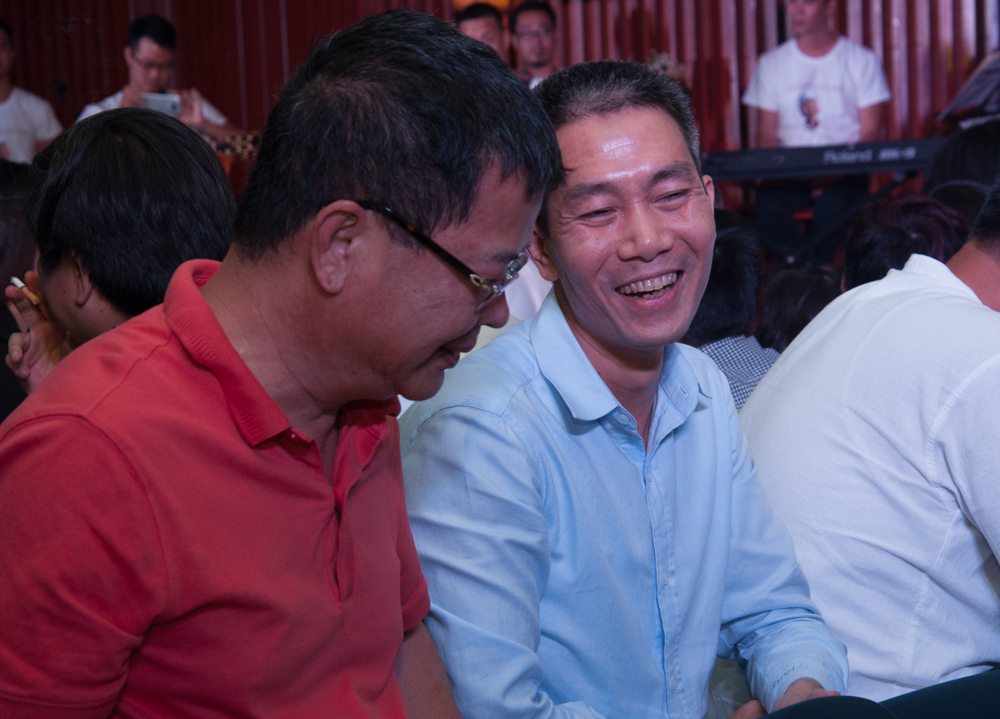 <p> Anh Lê Quang Tiến, thành viên sáng lập FPT (áo đỏ), và PTGĐ FPT IS Đỗ Sơn Giang không ngừng cười trong suốt thời gian liveshow diễn ra.</p>