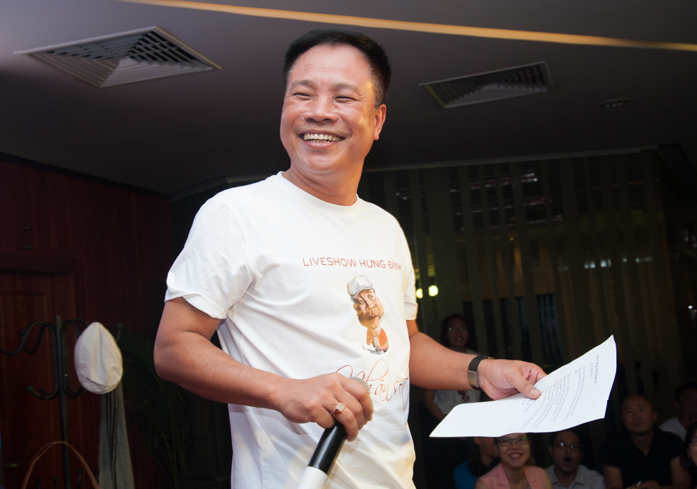 <p> Viện sĩ STCo, "nghệ sĩ dân tộc" Nguyễn Duy Hưng với nụ cười sáng lạn trong đêm diễn dành riêng cho anh.</p>