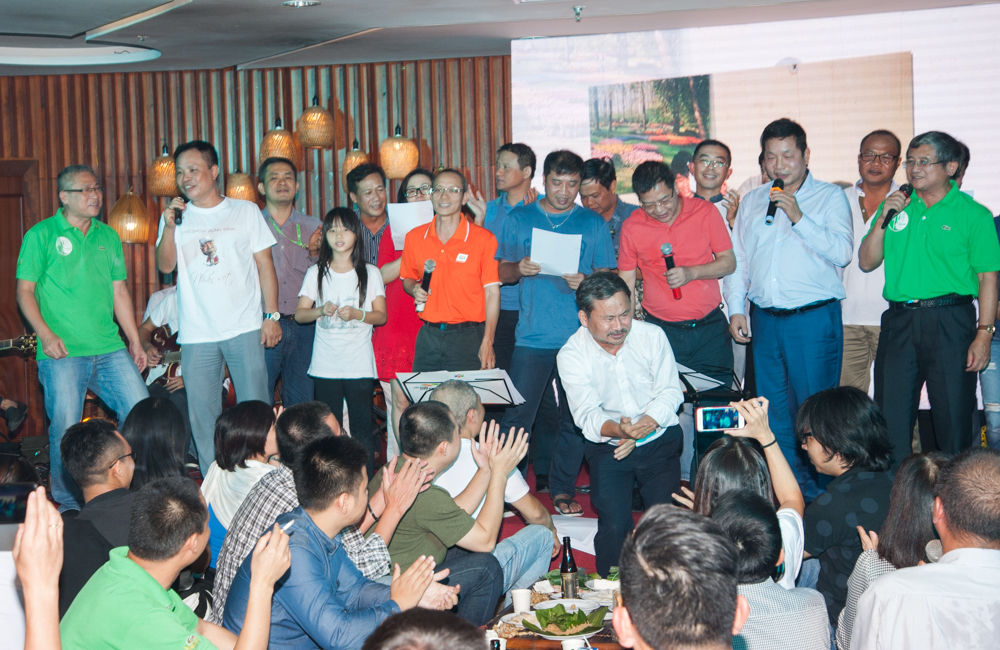 <p> Trên sân khấu là lãnh đạo tập đoàn và các thế hệ Đoàn Thanh niên FPT. Họ cùng hát dưới sự chỉ huy của "nhạc trưởng" Viện sĩ danh dự Phan Quốc Việt, biệt danh Việt "Tròn".</p>