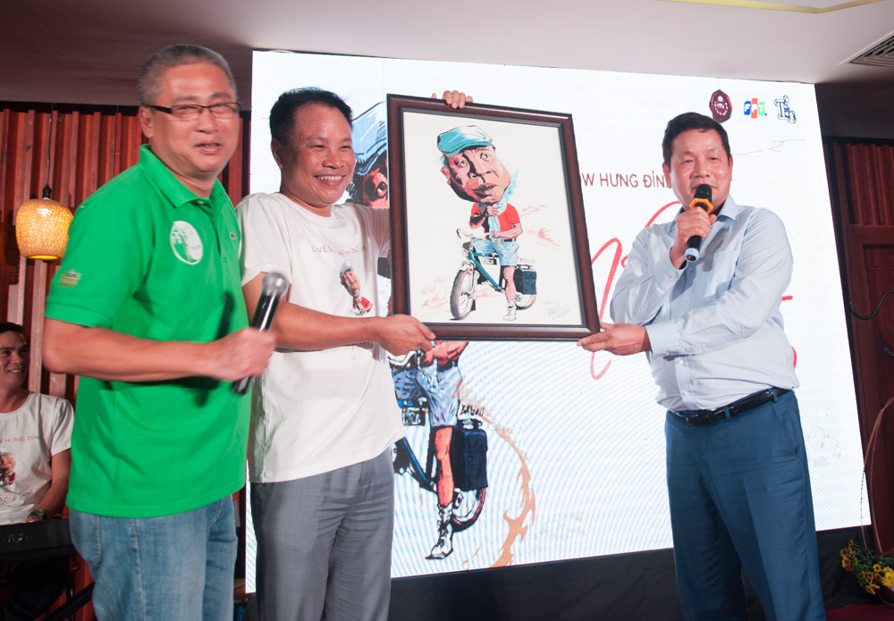 <p> Chủ tịch Trương Gia Bình tặng anh Hưng bức biếm họa do họa sĩ Tuấn BAT - Bùi Anh Tuấn, GĐ Mỹ thuật FPT Software, vẽ. Lời tựa của anh chỉ có một chữ "Yêu".</p>