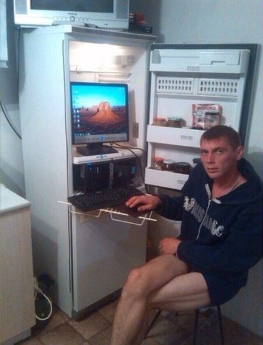 <p> Chắc là phải tốn tiền điện chạy tủ lạnh lắm đây, cách này vừa mát máy vừa mát cả người.</p>