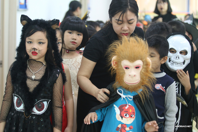 <div style="text-align:justify;"> Buổi học ngày 31/10 rất đặc biệt với nhiều học sinh ở Hà Nội cũng như các nơi khác bởi sau giờ học sáng, các em được tham gia những trò chơi vui nhộn hưởng ứng lễ hội Halloween.</div>