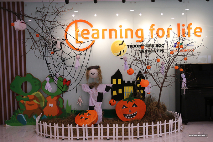 <div style="text-align:justify;"> Không gian Halloween do chính các em tự trang trí dưới sự hướng dẫn của giáo viên. Trường tiểu học FPT mới hoạt động năm đầu tiên với 5 lớp học. </div>