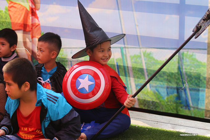 <p> Một em nhỏ kết hợp trang phục phù thủy và Captain America.</p>
