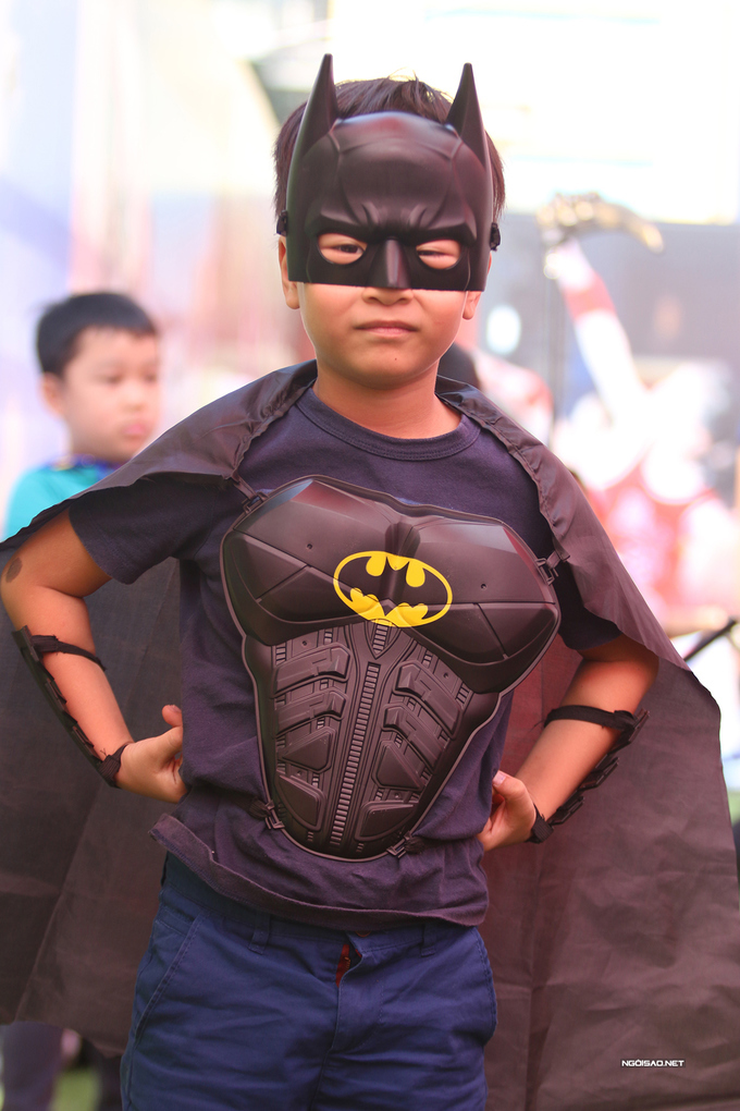 <p> Bé trai lớp 1 tạo dáng trong trang phục Batman.</p>