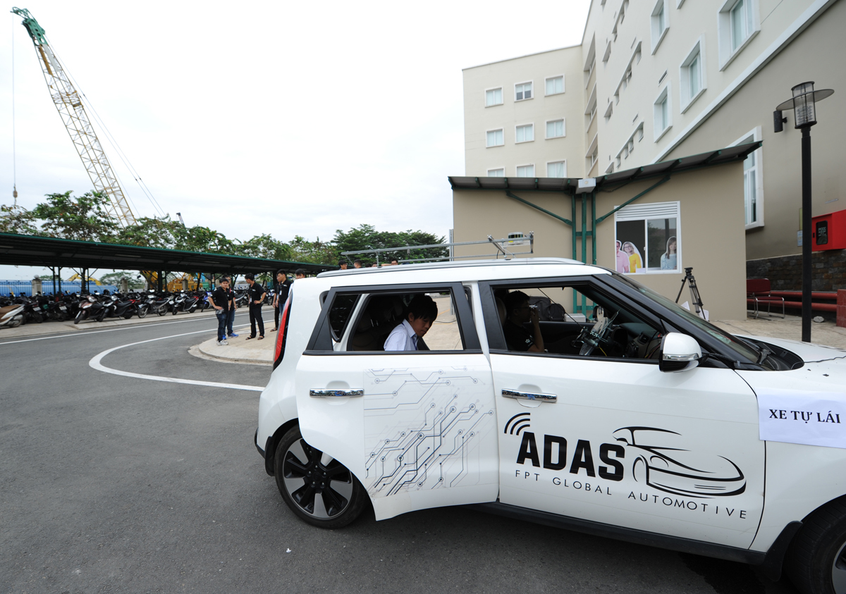 <p> Một đối tác người Nhật đang có chuyến công tác tại F-Town đã lên xe để trải nghiệm công nghệ tự lái của nhà F.</p>