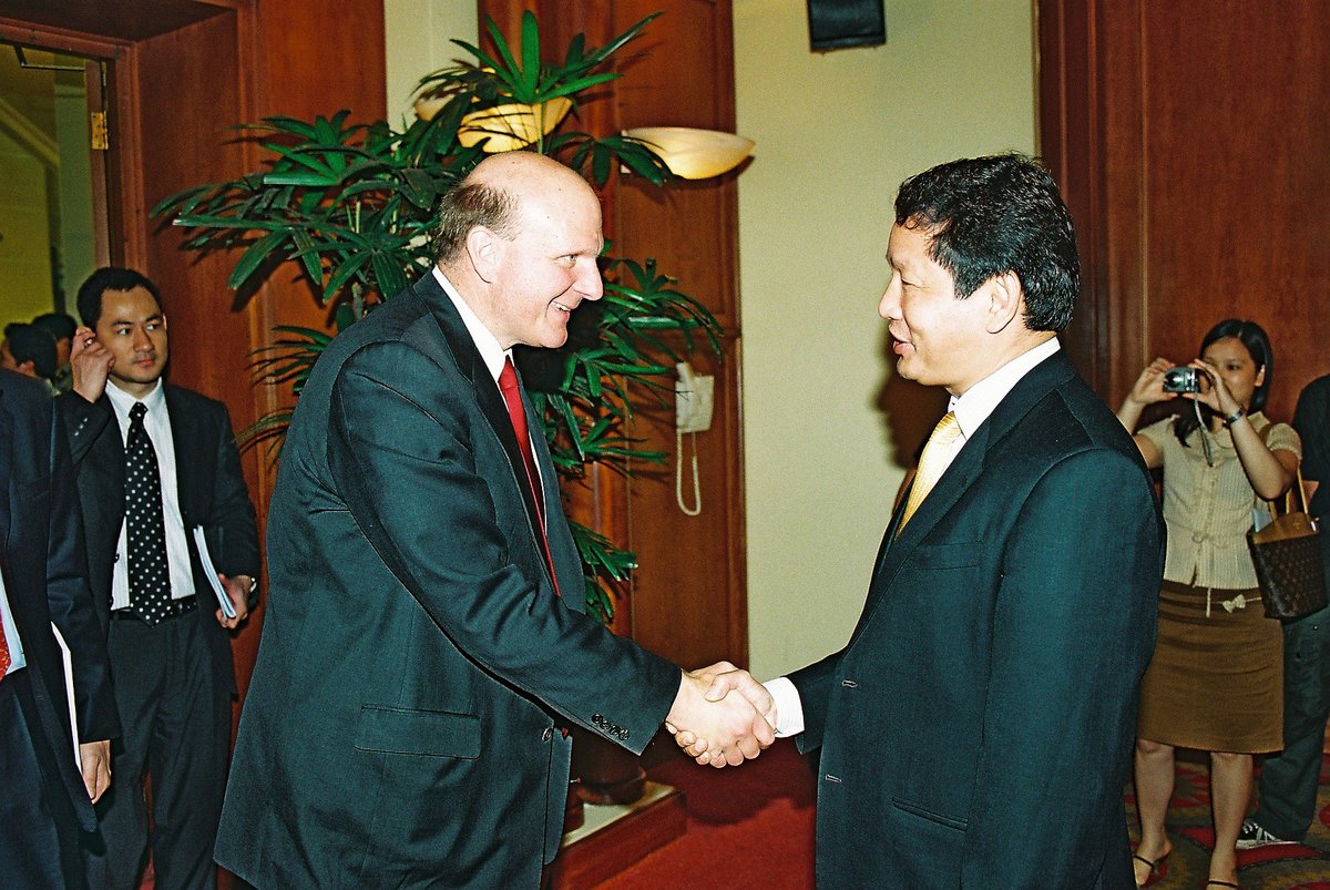 <p class="Normal"> Cuộc gặp gỡ giữa Chủ tịch FPT Trương Gia Bình và TGĐ Tập đoàn Microsoft Steve Ballmer tháng 6/2007. </p>