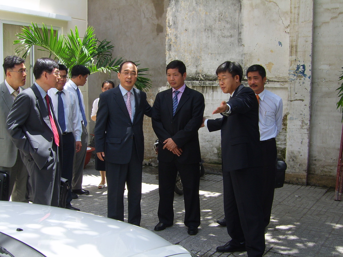 <p class="Normal"> Anh Trương Gia Bình cùng Ban lãnh đạo FPT Mobile tiếp đón ông Chung Ihnchul - Phó chủ tịch Tập đoàn Samsung, cùng đại diện Savian, 6/6/2006.</p>