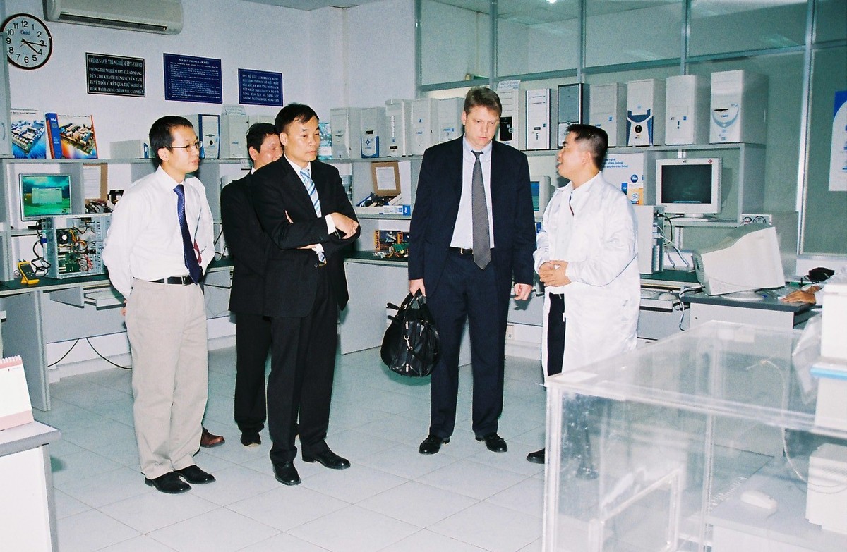 <p class="Normal"> TGĐ Intel Châu Á - Thái Bình Dương John Antone tới thăm và làm việc với nhà máy FPT Elead, 28/2/2006.</p> <p class="Normal">  </p>