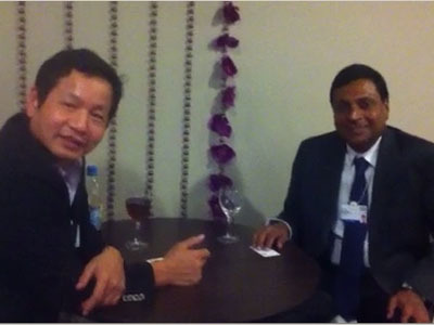 <p> Chủ tịch FPT Trương Gia Bình trao đổi với TGĐ Wipro trong khuôn khổ Diễn đàn Kinh tế thế giới Davos 2012.</p>