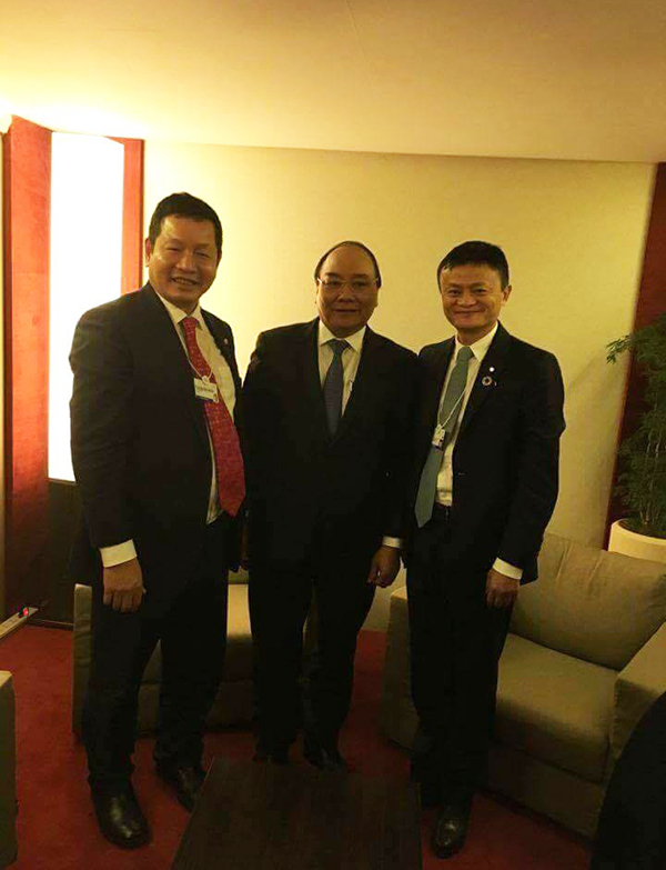 <p> Chủ tịch FPT Trương Gia Bình, Thủ tướng Nguyễn Xuân Phúc và Chủ tịch Alibaba Jack Ma gặp gỡ tại sự kiện WEF 2017 diễn ra ở Davos hồi đầu năm.</p> <p> <span style="color:rgb(0,0,0);">Ngày 6/11, Diễn đàn Thanh toán điện tử Việt Nam (VEPF) 2017 được diễn ra tại Hà Nội, do VnExpress và Công ty cổ phần Thanh toán quốc gia Việt Nam (Napas) tổ chức với sự chỉ đạo của Ngân hàng Nhà nước, nhằm thúc đẩy thanh toán không dùng tiền mặt ở Việt Nam.</span></p> <p class="Normal">  </p>