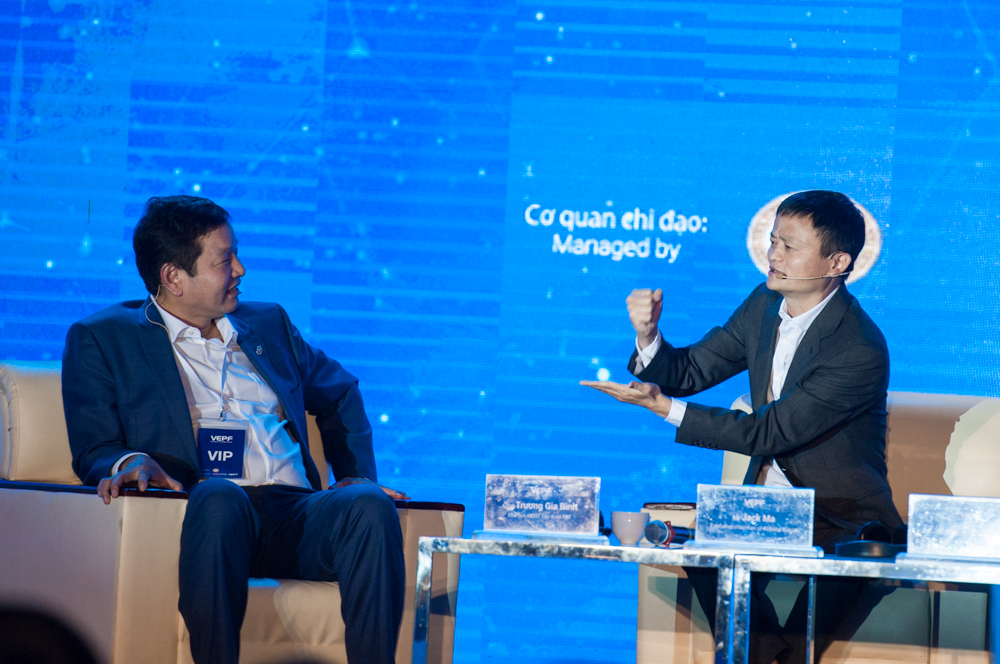 <p> <span style="color:rgb(0,0,0);">Trong năm thứ ba tổ chức, Diễn đàn Thanh toán điện tử Việt Nam 2017 đón khách mời đặc biệt là tỷ phú Jack Ma - Chủ tịch điều hành Tập đoàn Alibaba - hãng thương mại điện tử lớn nhất thế giới. Chủ tịch FPT Trương Gia Bình là người điều phối (moderator) phiên đối thoại. Ảnh: <strong>Ngọc Thắng.</strong></span></p>
